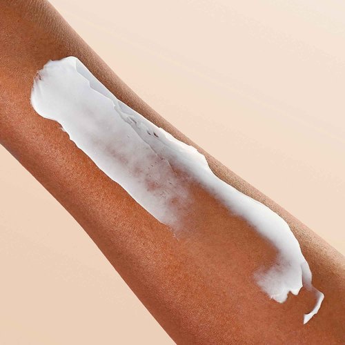 Charlotte Tilbury Magic Body Cream - Skin Tightening Cream for Body Enriched with Caffeine, Hyaluronic Acid & Shea Butter - Nourishes, Smooths & Hydrates Skin (200ml)