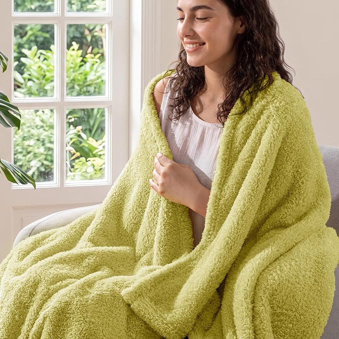 Exclusivo Mezcla Fleece Twin Size Bed Blanket, Ultra Soft, Lightweight and Fuzzy Light Green Blanket for Women, Home Decor, 60x80 Inches